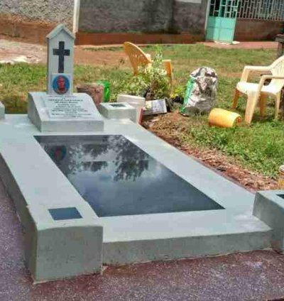 Grave/Tomb stone & head stones