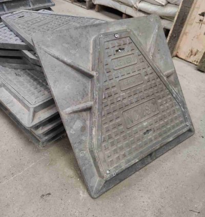Medium Duty Triangular Composite Resintuff Manhole Covers 30 tons 700 mm x 700 mm.
